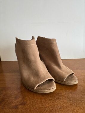 Report Collection Tan Suede Peep-Toe Ankle Heels size 5 1/2 but also fits size 6